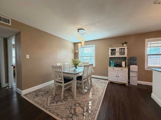 1009 W LOUISA AVENUE, Iowa Park, TX 76365