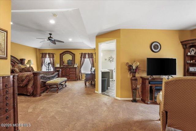 2 Red Oak Court, Monroe, NJ 08831