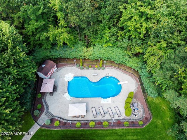 2 Red Oak Court, Monroe, NJ 08831