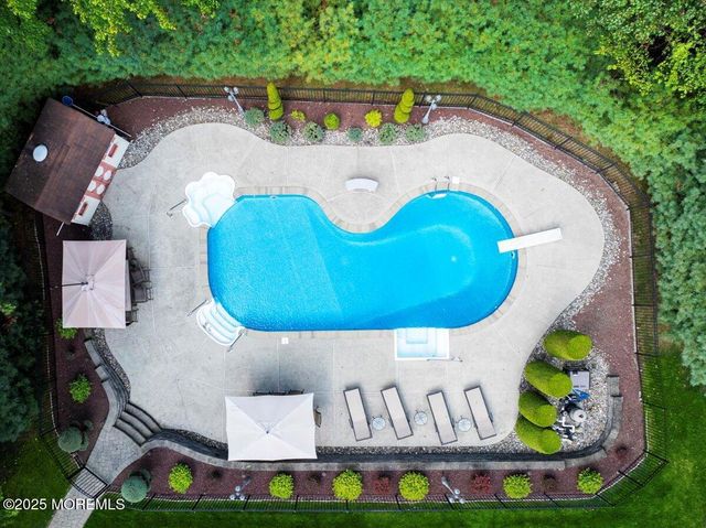 2 Red Oak Court, Monroe, NJ 08831