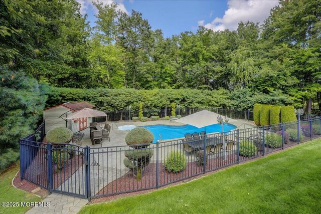2 Red Oak Court, Monroe, NJ 08831