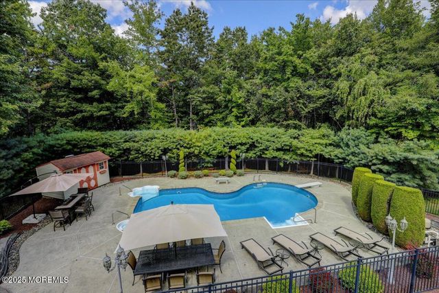 2 Red Oak Court, Monroe, NJ 08831