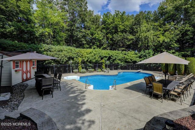 2 Red Oak Court, Monroe, NJ 08831