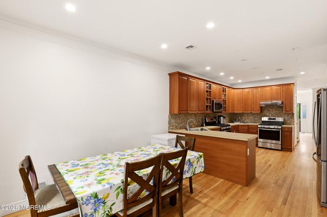 27 Windermere Street, Lakewood, NJ 08701