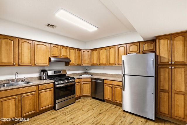 27 Windermere Street, Lakewood, NJ 08701