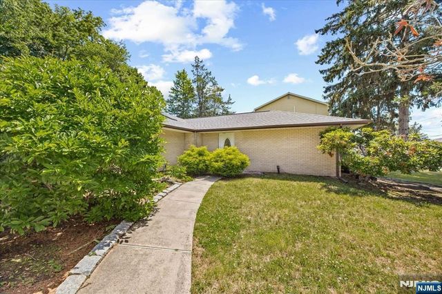 1 Ranch Court, Saddle Brook, NJ 07663