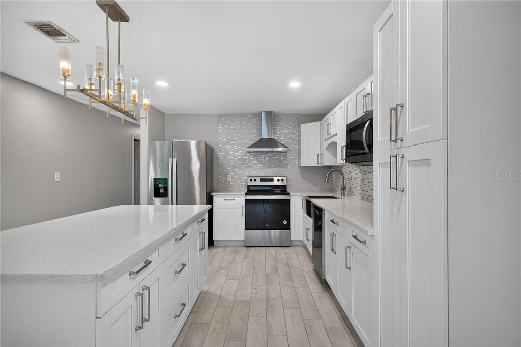 Image 11 of property listing at 1610 N LOIS AVENUE, Tampa, FL 33607