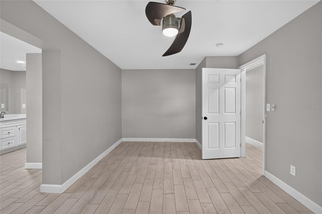 Image 19 of property listing at 1610 N LOIS AVENUE, Tampa, FL 33607