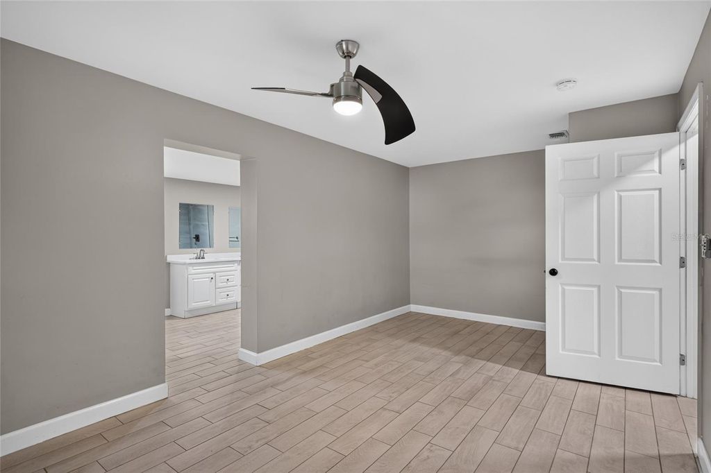 Image 20 of property listing at 1610 N LOIS AVENUE, Tampa, FL 33607