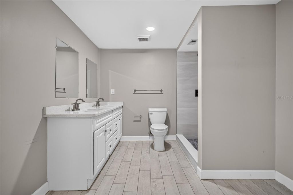 Image 22 of property listing at 1610 N LOIS AVENUE, Tampa, FL 33607