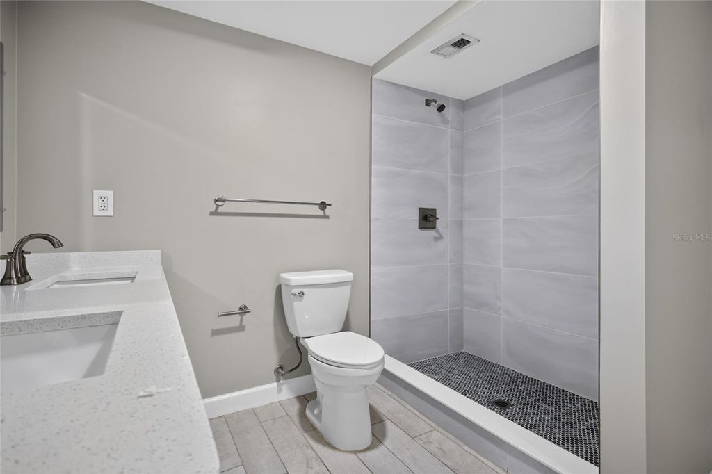 Image 23 of property listing at 1610 N LOIS AVENUE, Tampa, FL 33607