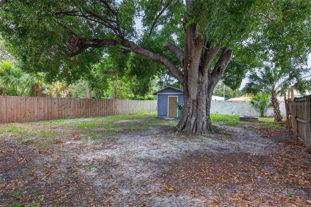 Image 31 of property listing at 1610 N LOIS AVENUE, Tampa, FL 33607