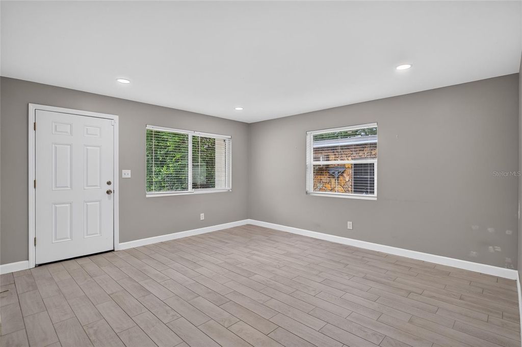 Image 5 of property listing at 1610 N LOIS AVENUE, Tampa, FL 33607
