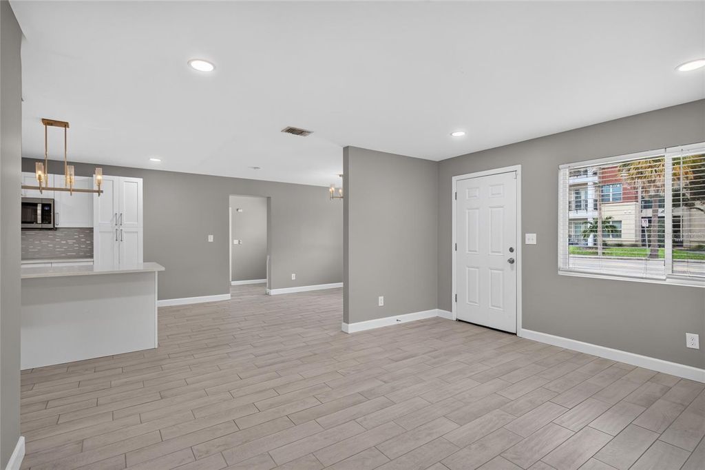 Image 6 of property listing at 1610 N LOIS AVENUE, Tampa, FL 33607
