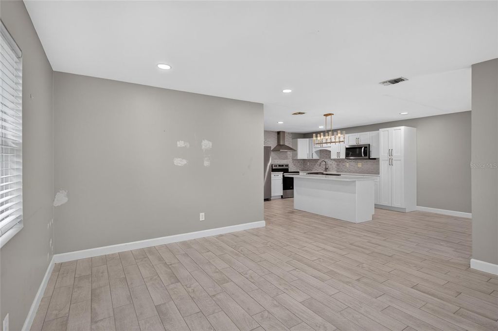 Image 7 of property listing at 1610 N LOIS AVENUE, Tampa, FL 33607