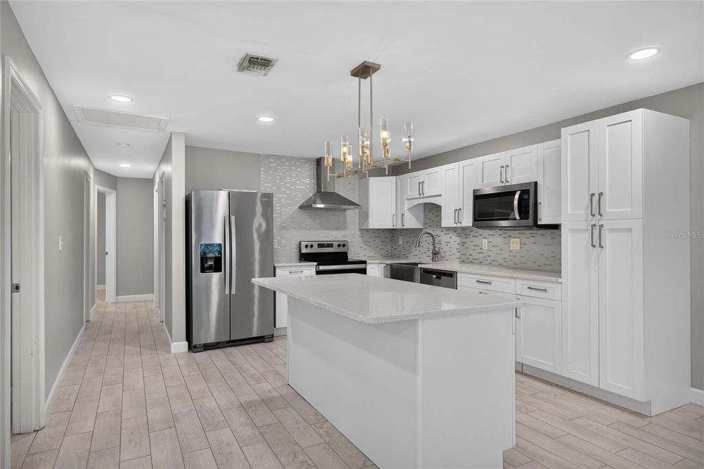 Image 9 of property listing at 1610 N LOIS AVENUE, Tampa, FL 33607