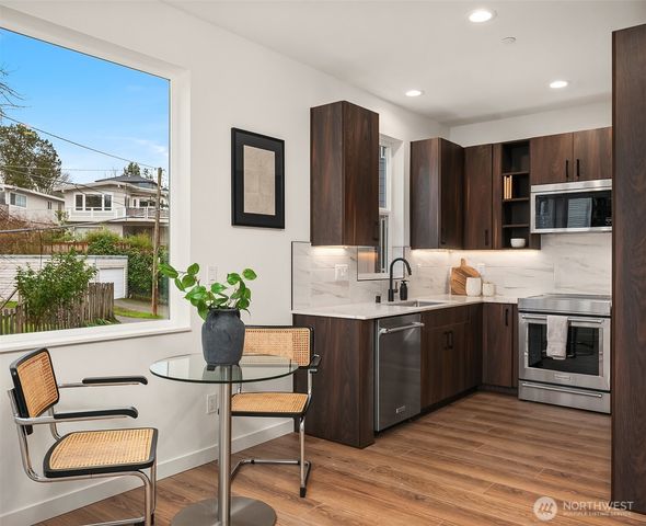 221 NE 75th Street, Seattle, WA 98115