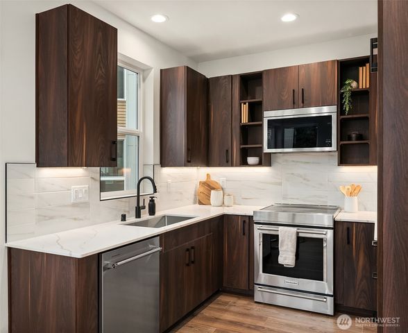 221 NE 75th Street, Seattle, WA 98115