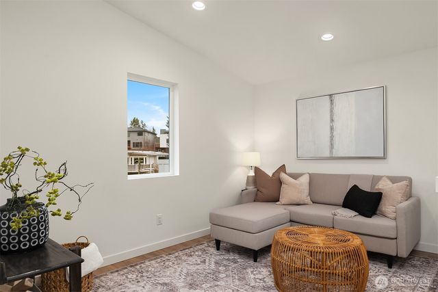 221 NE 75th Street, Seattle, WA 98115