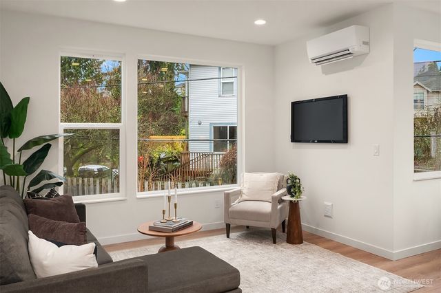221 NE 75th Street, Seattle, WA 98115