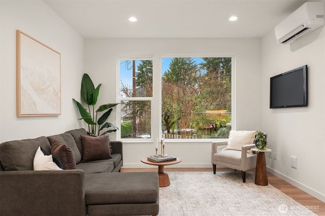 221 NE 75th Street, Seattle, WA 98115