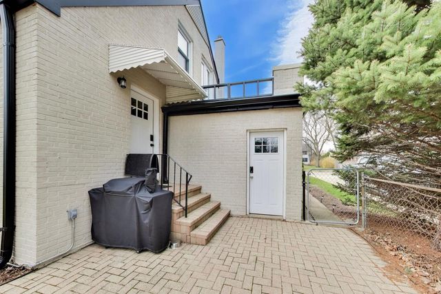 321 S Gilbert Avenue, La Grange, IL 60525