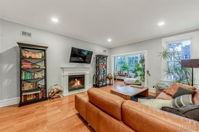 4928 Buckingham Court 2W, St Louis, MO 63108