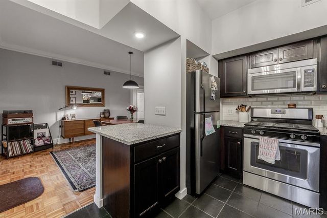 4928 Buckingham Court 2W, St Louis, MO 63108