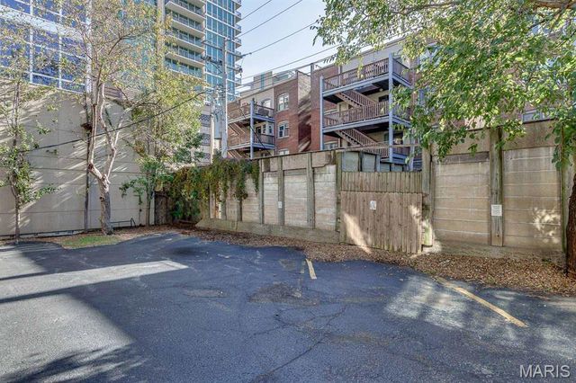 4928 Buckingham Court 2W, St Louis, MO 63108