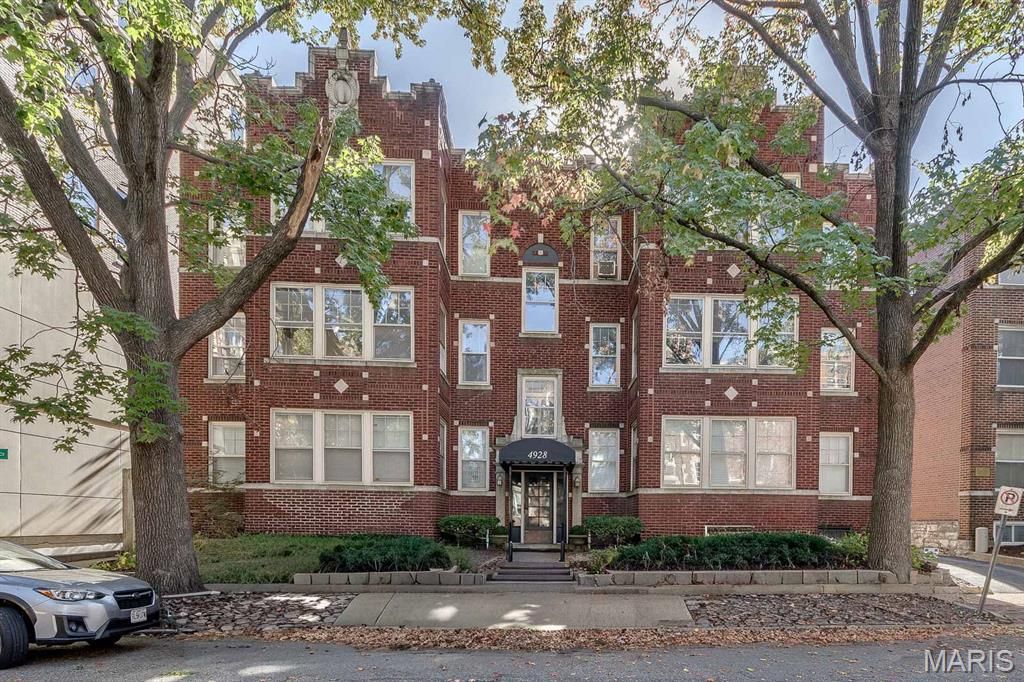 4928 Buckingham Court 2W, St Louis, MO 63108