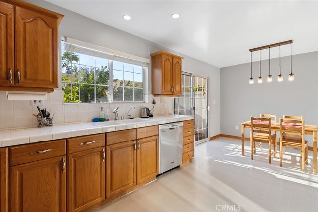 19124 Hamlin 5, Reseda, CA 91335