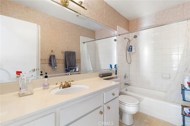 19124 Hamlin 5, Reseda, CA 91335