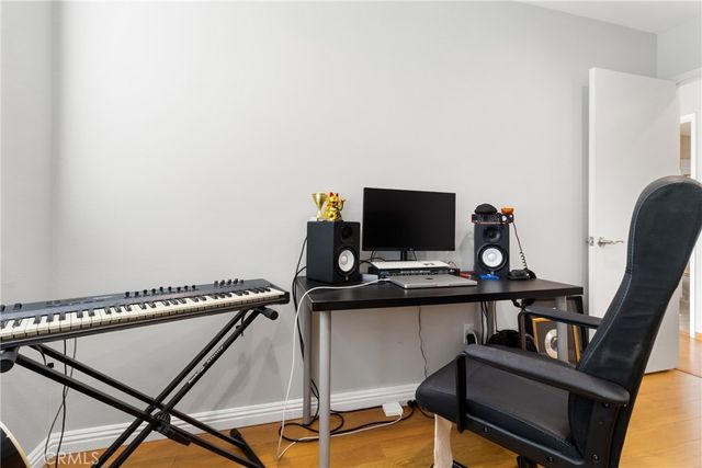 19124 Hamlin 5, Reseda, CA 91335