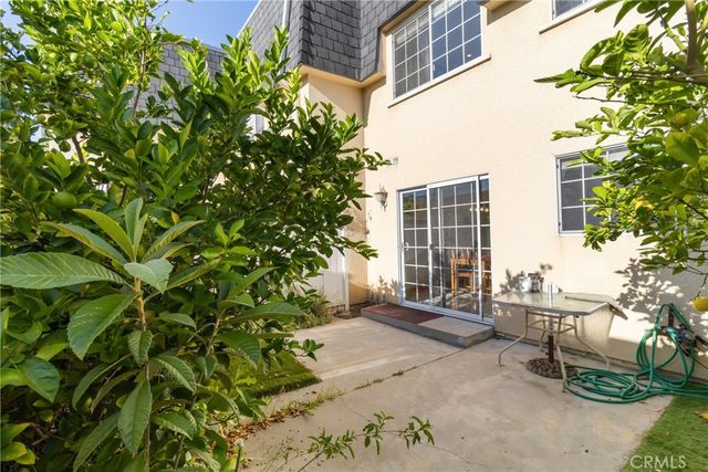 19124 Hamlin 5, Reseda, CA 91335