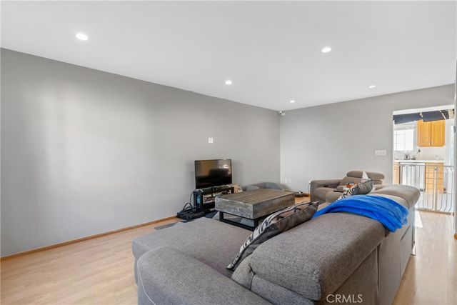 19124 Hamlin 5, Reseda, CA 91335