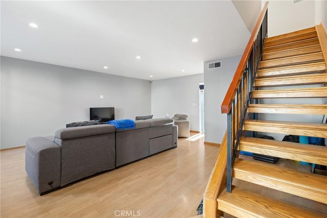 19124 Hamlin 5, Reseda, CA 91335