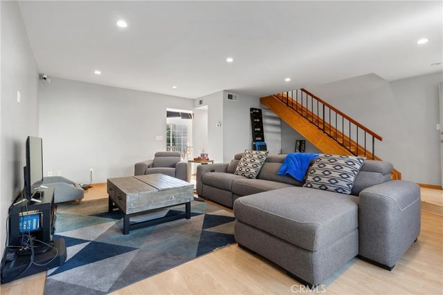 19124 Hamlin 5, Reseda, CA 91335