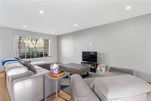 19124 Hamlin 5, Reseda, CA 91335