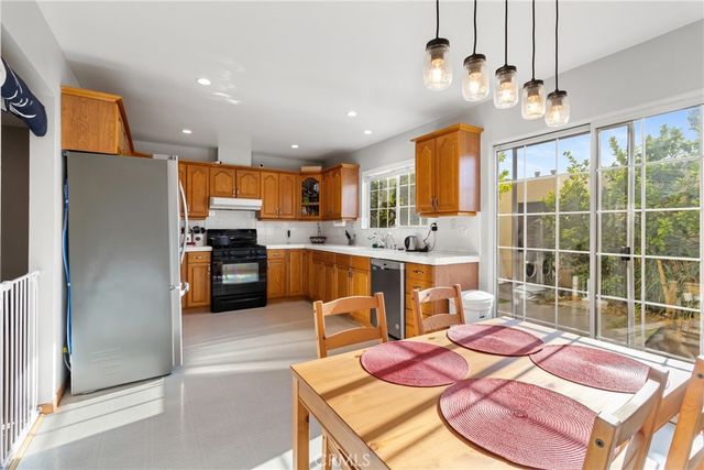 19124 Hamlin 5, Reseda, CA 91335