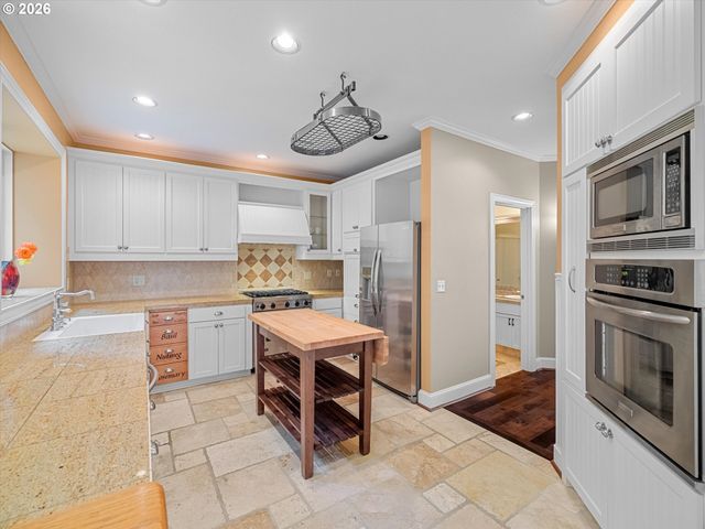 16419 LEXINGTON Ct, Lake Oswego, OR 97034