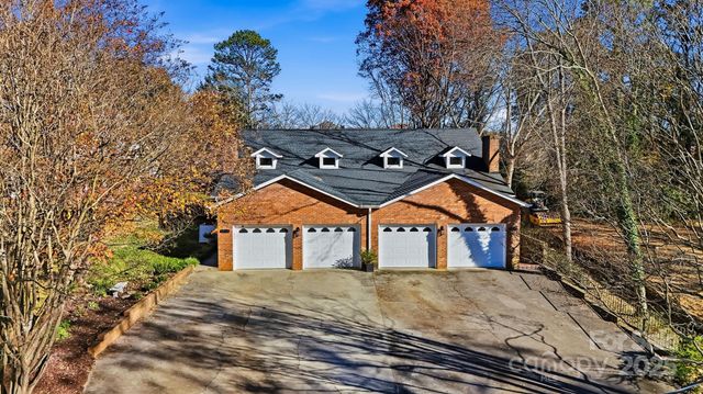 1042 1st Street NE, Hickory, NC 28601