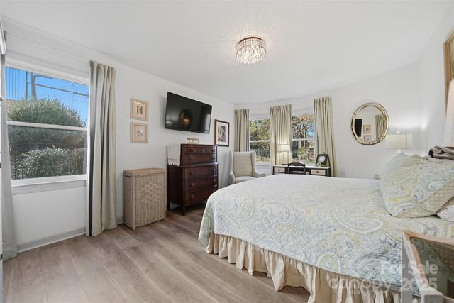 1042 1st Street NE, Hickory, NC 28601