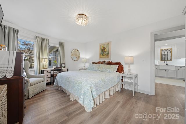 1042 1st Street NE, Hickory, NC 28601