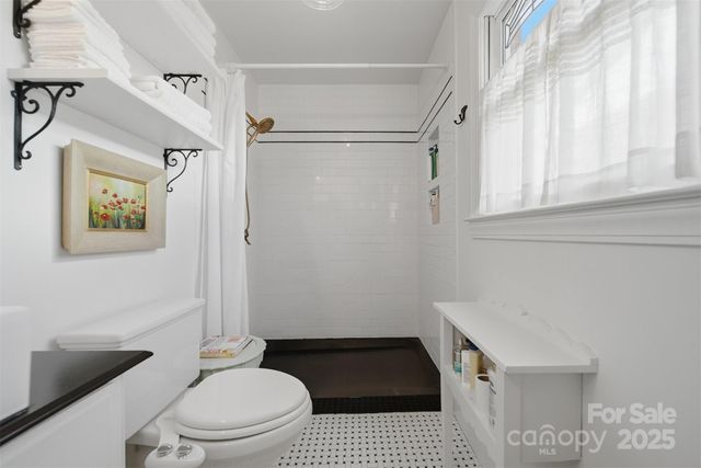 1042 1st Street NE, Hickory, NC 28601