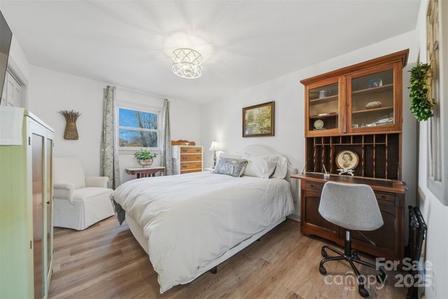 1042 1st Street NE, Hickory, NC 28601