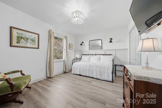 1042 1st Street NE, Hickory, NC 28601