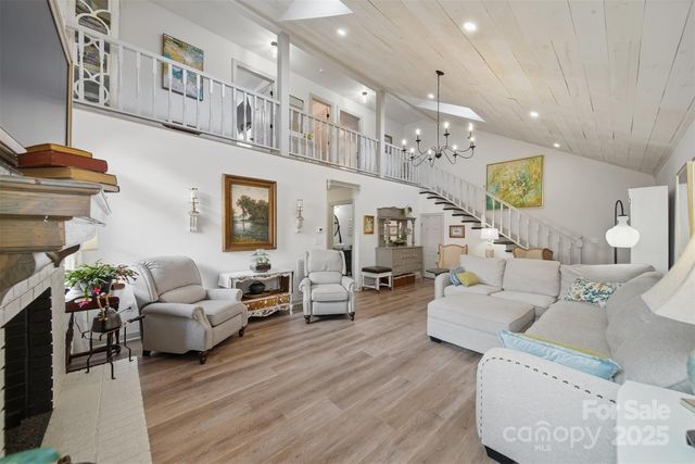 1042 1st Street NE, Hickory, NC 28601