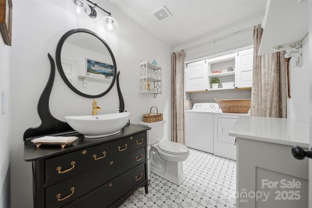 1042 1st Street NE, Hickory, NC 28601