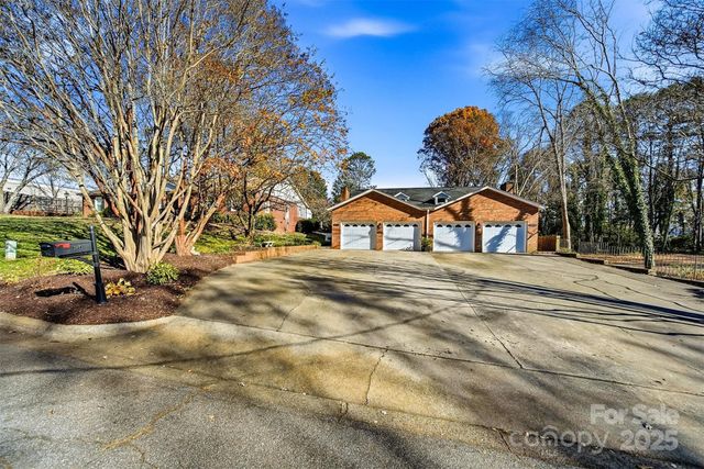 1042 1st Street NE, Hickory, NC 28601
