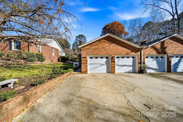 1042 1st Street NE, Hickory, NC 28601